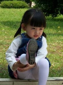 小女孩穿白丝袜趴着,静谧趴姿写真