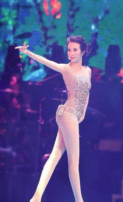 nicki minaj 丝袜连体衣,Nicki Minaj的性感连体衣造型解析